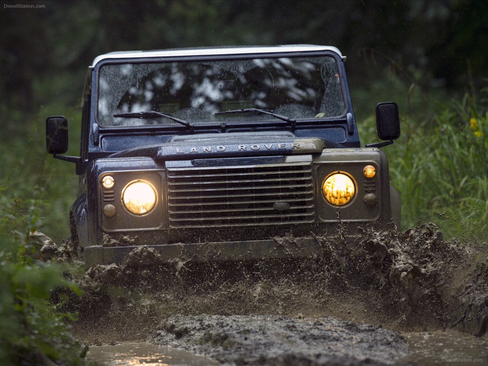 Land Rover Defender 2013